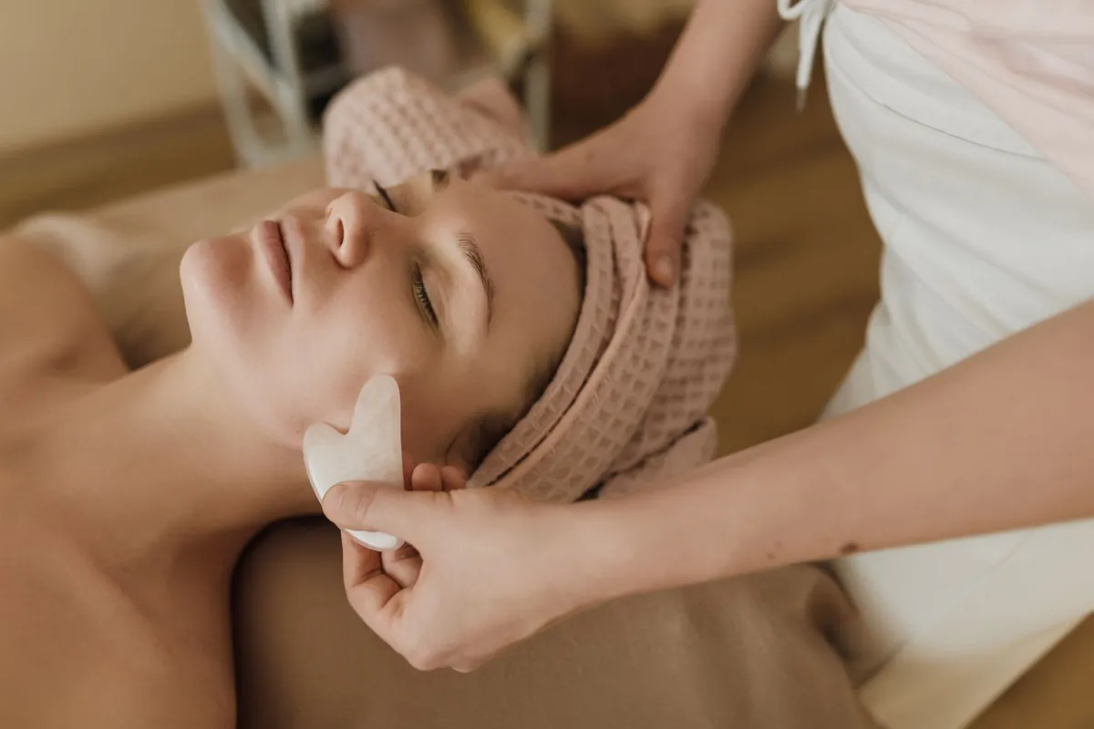 Masaje facial con piedra gua sha