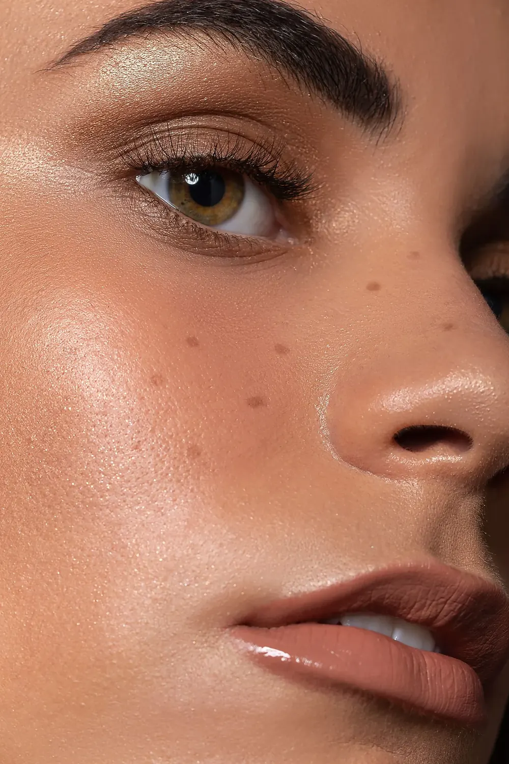 Detalle de piel natural con pecas